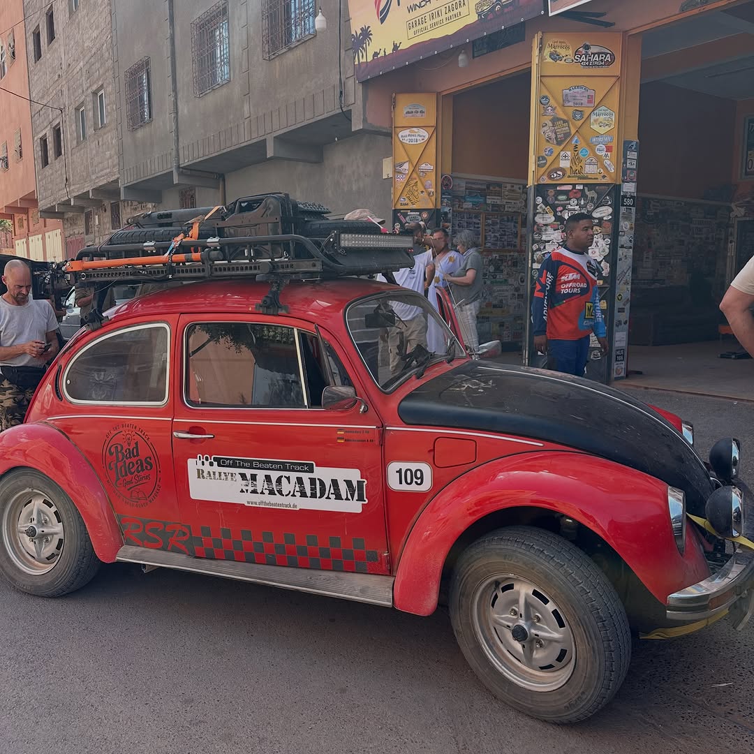 Rallye Macadam VW Beetle #109 in front of Garage Iriki with the Zicaaaas team checking the car