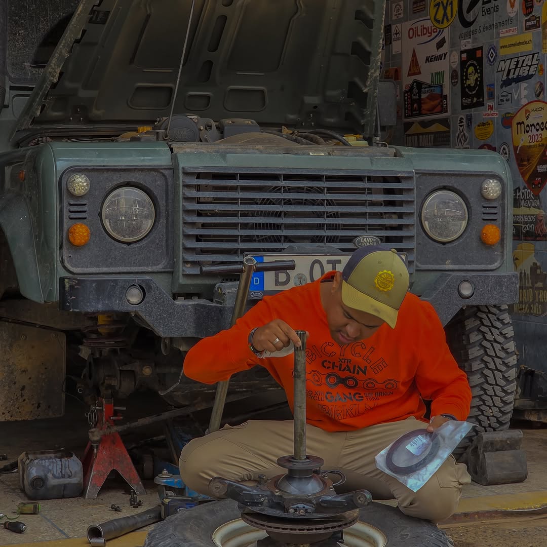 Zakaria installing the new oil leak seal on the Defender front swivel hub at Garage Iriki, Zagora