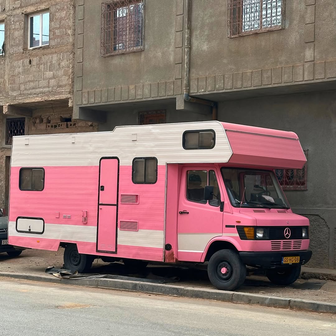 Side profile of the pink Mercedes 407D motorhome with reinforced leaf springs in Zagora