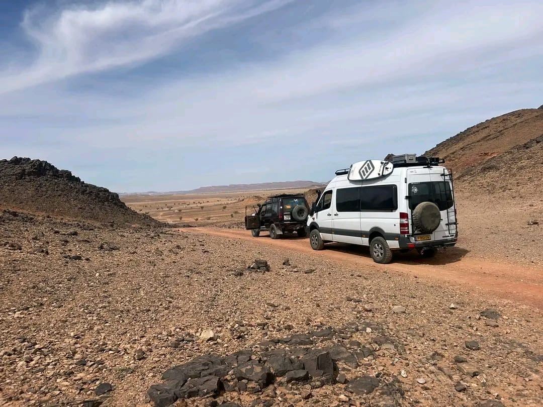 Sprinter 4x4 and Defender on a rocky pass