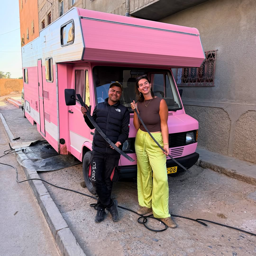 Zicaaaas mechanic Zakaria and the Dutch owner holding the new reinforced leaf springs in front of the pink camper
