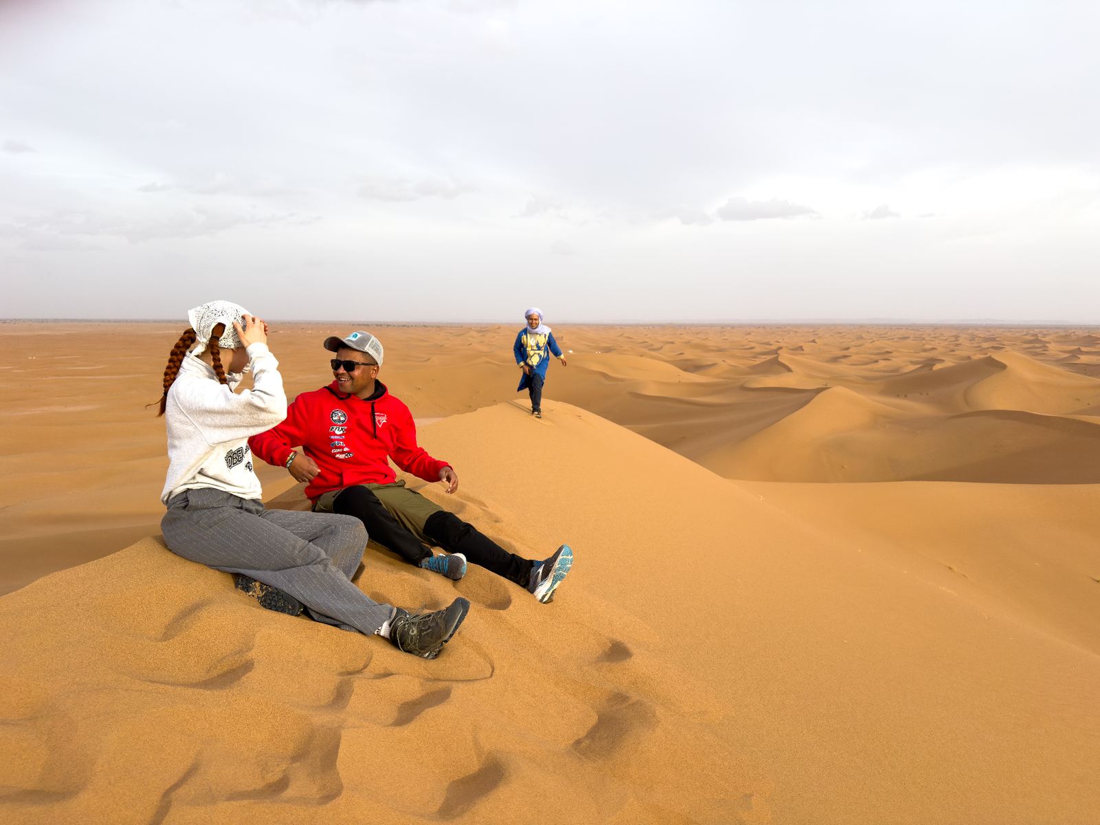 Zakaria and a guest on the crest of a dune
